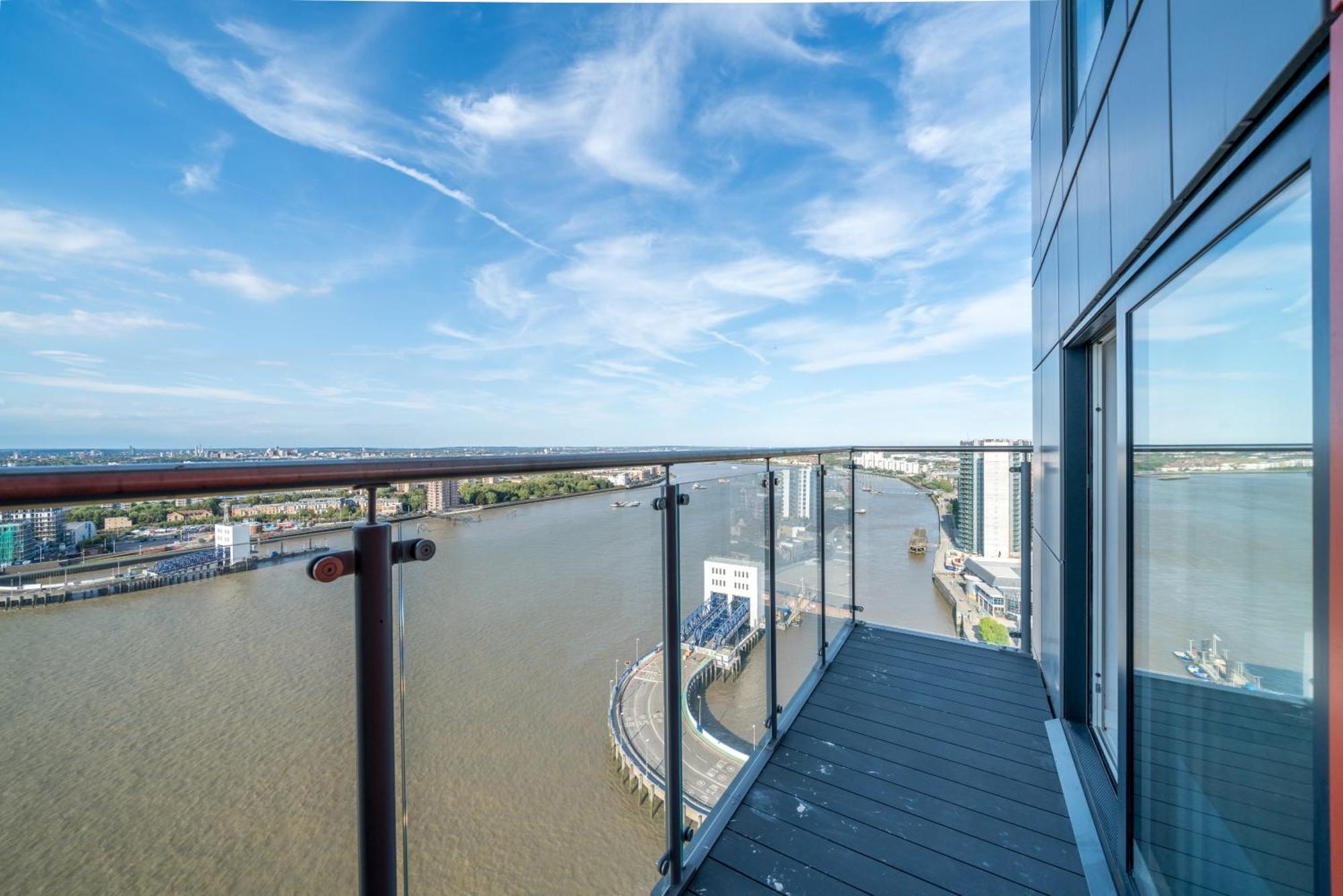 Skyvillion - London River Thames Top Floor Apartments By Woolwich Ferry, Mins To London Excel, O2 Arena , London City Airport With Parking Luaran gambar
