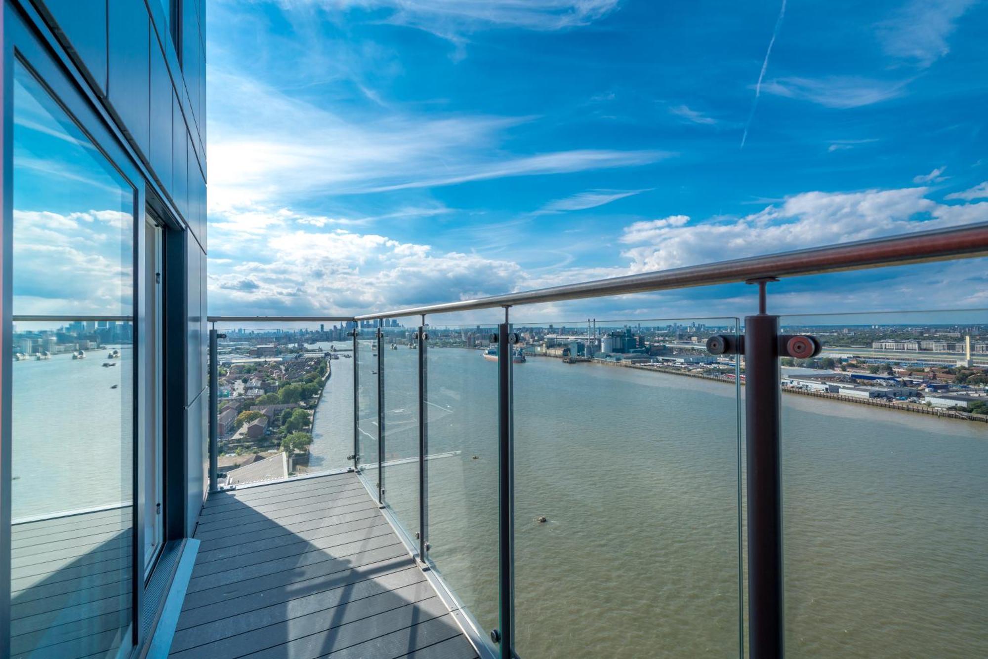 Skyvillion - London River Thames Top Floor Apartments By Woolwich Ferry, Mins To London Excel, O2 Arena , London City Airport With Parking Luaran gambar